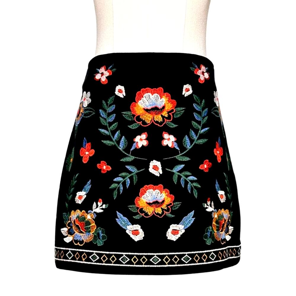 Flying Tomato Embroidered Floral Velvet Mini Skirt Small